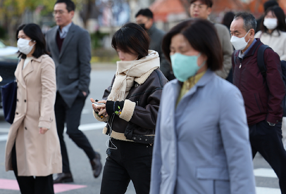 서울 종로구 광화문네거리에서 두터운 외투를 입은 시민들이 출근길 발걸음을 재촉하고 있다. [사진=뉴시스]