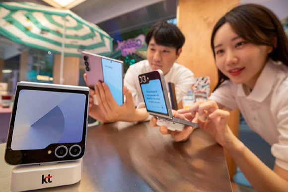 고객이 KT '갤럭시 Z 폴드6&middot;Z 플립6 ' 사전개통 혜택 설명을 듣고 있는 모습 [사진=KT]