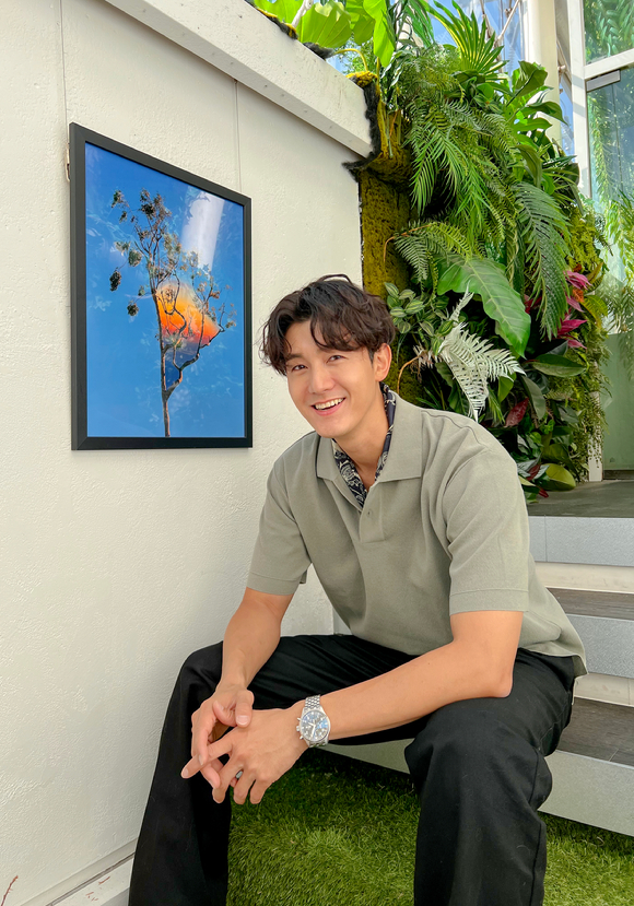 이기우가 '나의 해방일지' 종영 인터뷰를 진행, 사진을 촬영하고 있다. [사진=네버다이엔터테인먼트]