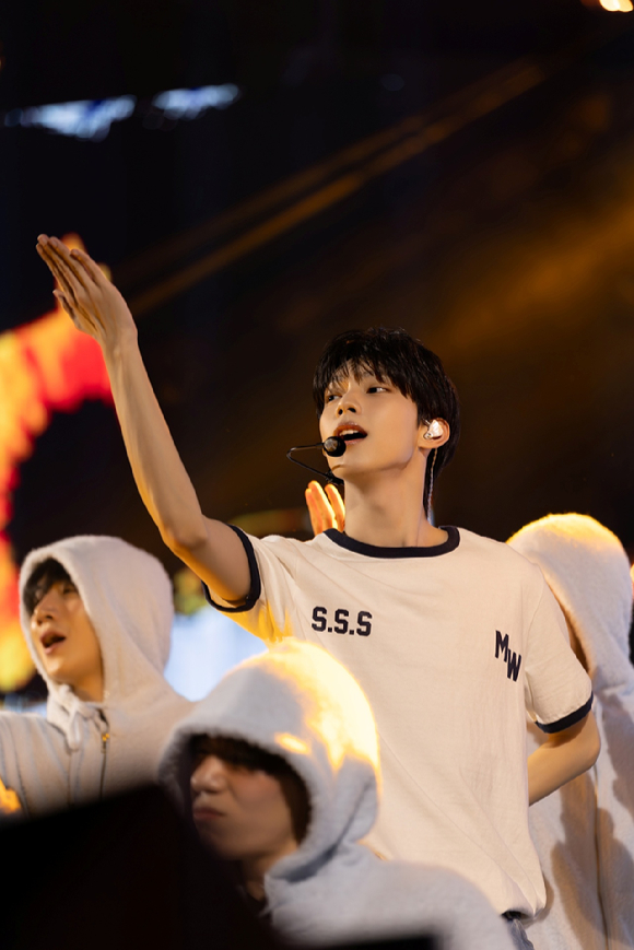 최립우가 2025 Chuei Li Yu Fan Meeting 'Drawing Yu'(2025 최립우 팬미팅 '드로잉 우')를 개최하고 팬들과 만나고 있다. [사진=FNC엔터테인먼트]