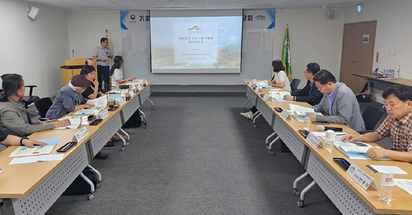 산림청은 8일 대전광역시 서구 삼성생명빌딩 회의실에서 경북대학교, 생명의숲, 기후변화생태계연구소 등이 참석한 가운데 '고산지역의 산림 보전·복원을 위한 전문가 간담회'를 개최했다. [사진=산림청]