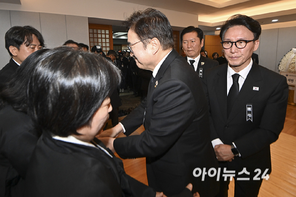 우원식 국회의장과 김민석 국무총리, 정청래 더불어민주당 대표가 27일 오전 서울 종로구 서울대학교병원 장례식장에 故 이해찬 전 국무총리의 빈소에서 조문을 마치고 유가족과 인사하고 있다. [사진=곽영래 기자]