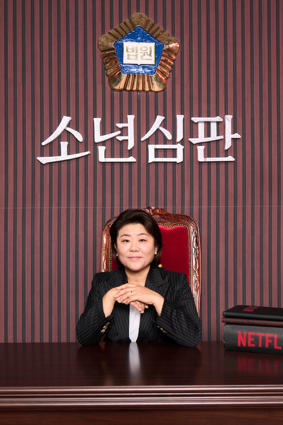 배우 이정은이 22일 넷플릭스 '소년심판' 제작보고회에 참석해 포즈를 취하고 있다. [사진=넷플릭스]