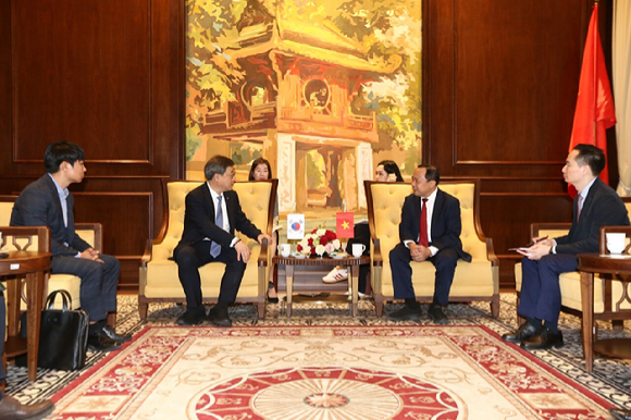 (왼쪽 두번째부터) 박윤규 정보통신산업진흥원 원장과 부 하이 꾸안 베트남 과학기술부 상임 차관이 지난 4일 열린 양자회담에 참석한 모습. [사진=정보통신산업진흥원]