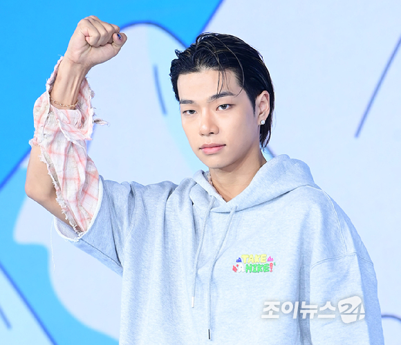 그룹 올데이 프로젝트 타잔이 12일 오전 서울 마포구 호텔 나루엠갤러리에서 열린 넷플릭스 예능 '대체 등산을 왜 하는 건데?' 제작발표회에 참석하고 있다. [사진=정소희 기자]