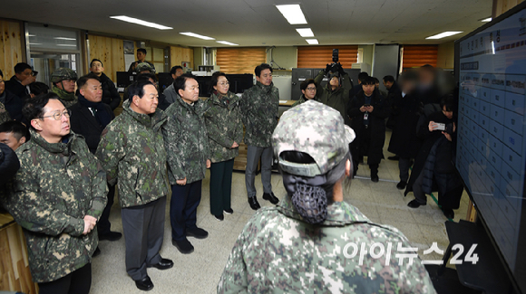22일 강원도 인제군 12사단 향로봉경계작전중대를 방문한 국회 성일종 국방위원장 등 국방위 의원들이 브리핑을 듣고 있다. [사진=곽영래 기자]