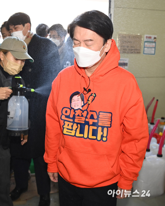 안철수 국민의당 대선후보가 7일 오전 동물보호단체 위액트 남양주 대피소에서 봉사활동을 하고 있다. [사진=국회사진취재단]