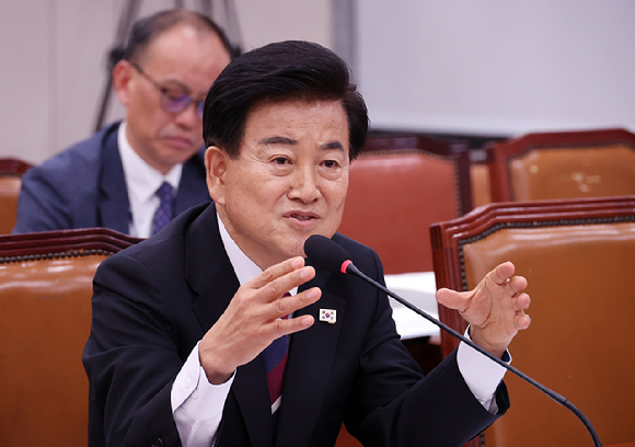 정동영 통일부 장관 후보자가 14일 국회 외교통일위원회에서 열린 인사청문회에 출석해 의원의 질의에 답변하고 있다. [사진=연합뉴스]