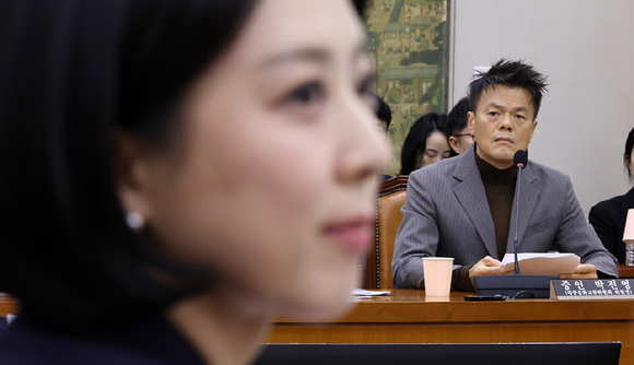 7일 국회 문화체육관광위원회에서 열린 문화체육관광부에 대한 국정감사에서 증인으로 출석한 박진영 대중문화교류위원회 공동위원장이 국민의힘 배현진 의원으로부터 패노메논 기획 관련 질의를 받고 있다. 2026.10.7 [사진=연합뉴스 ]