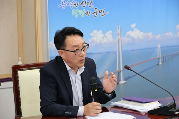 지난 10일 이정수 신안군 신재생에너지국장이 인터뷰를 진행하고 있다. [사진=한국풍력산업협회]