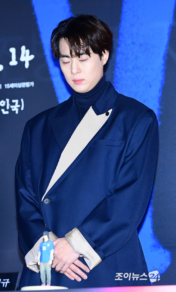 엔믹스 전 멤버 지니와 배우 조병규가 6일 오후 서울 CGV 용산아이파크몰에서 열린 영화 '보이'(감독 이상덕) 언론시사회에서 5일 별세한 故 안성기를 추모하고 있다. [사진=정소희 기자]