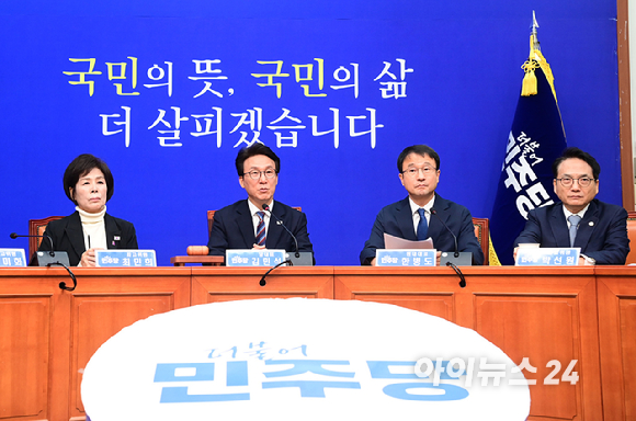 김민석 더불어민주당 대표가 30일 서울 여의도 국회에서 열린 최고위원회의에 참석하고 있다. [사진=정소희 기자]