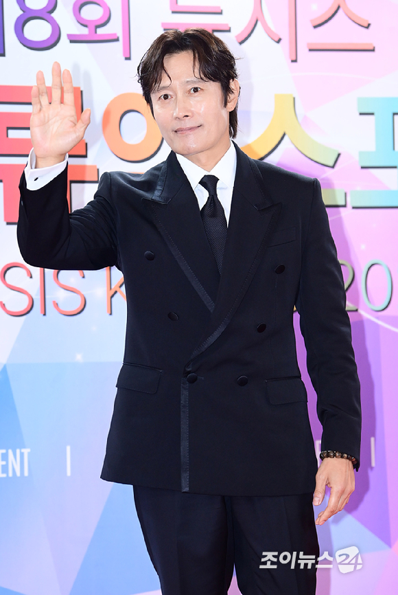 배우 이병헌이 28일 오후 서울 중구 소공동 롯데호텔에서 열린 '제8회 뉴 시스 한류엑스포' 시상식 포토월 행사에 참석하고 있다. [사진=정소희 기자]