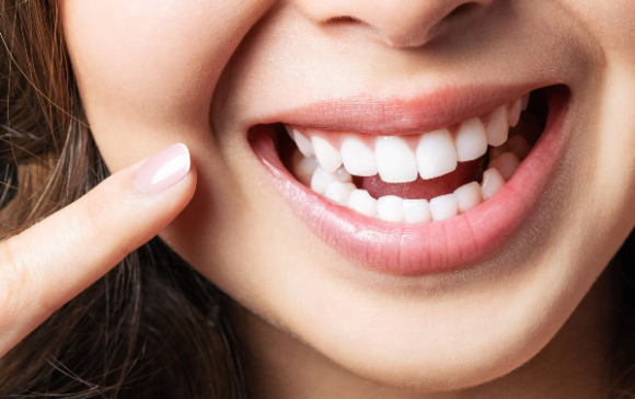 턱관절과 관자놀이 통증을 유발하는 습관이 전문가에 의해 소개됐다. 사진은 AI 생성 이미지로, 본 기사 내용과 무관. [사진=챗GPT]