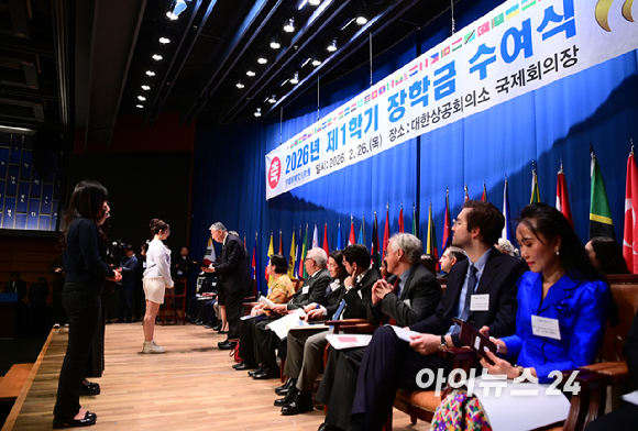 이중근 부영그룹 회장 겸 대한노인회장이 26일 서울 중구 대한상공회의소 국제회의장에서 열린 '우정교육문화재단 2026년 제1학기 장학금 수여식'에 참석해 국내 대학에서 수학 중인 외국인 유학생들에게 장학금을 지급하고 있다. [사진=정소희 기자]