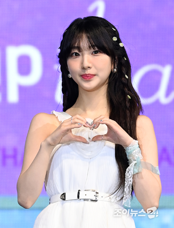 그룹 이달의 소녀 여진이 20일 오후 서울 강남구 삼성동 코엑스 오디토리움에서 열린 서머 스페셜 미니 앨범 '플립 댓(Flip That)' 발매 기념 쇼케이스에 참석해 포즈를 취하고 있다. [사진=김성진 기자]