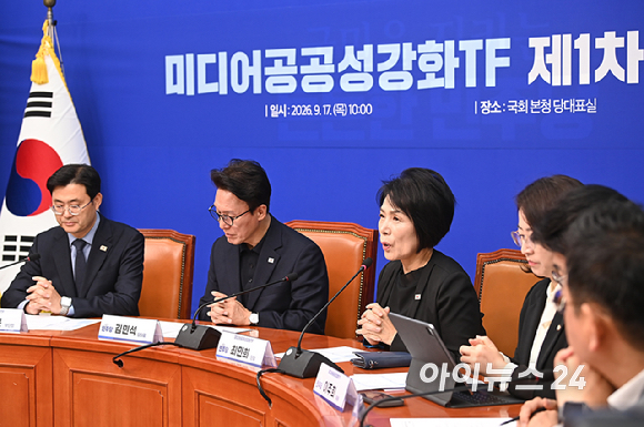 최민희 더불어민주당 미디어공공성강화TF 단장이 17일 서울 여의도 국회에서 열린 미디어공공성강화TF 1차 회의에서 발언하고 있다. [사진=곽영래 기자]