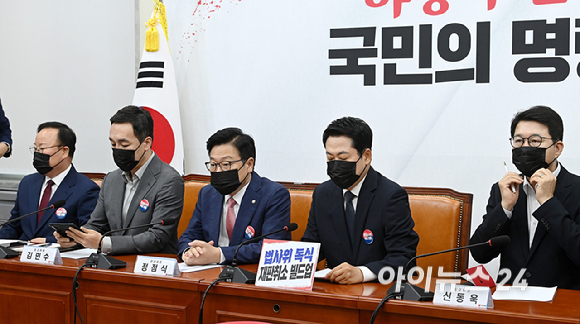 장동혁 국민의힘 대표가 6일 서울 여의도 국회에서 열린 최고위원회의에 참석하고 있다. [사진=곽영래 기자]