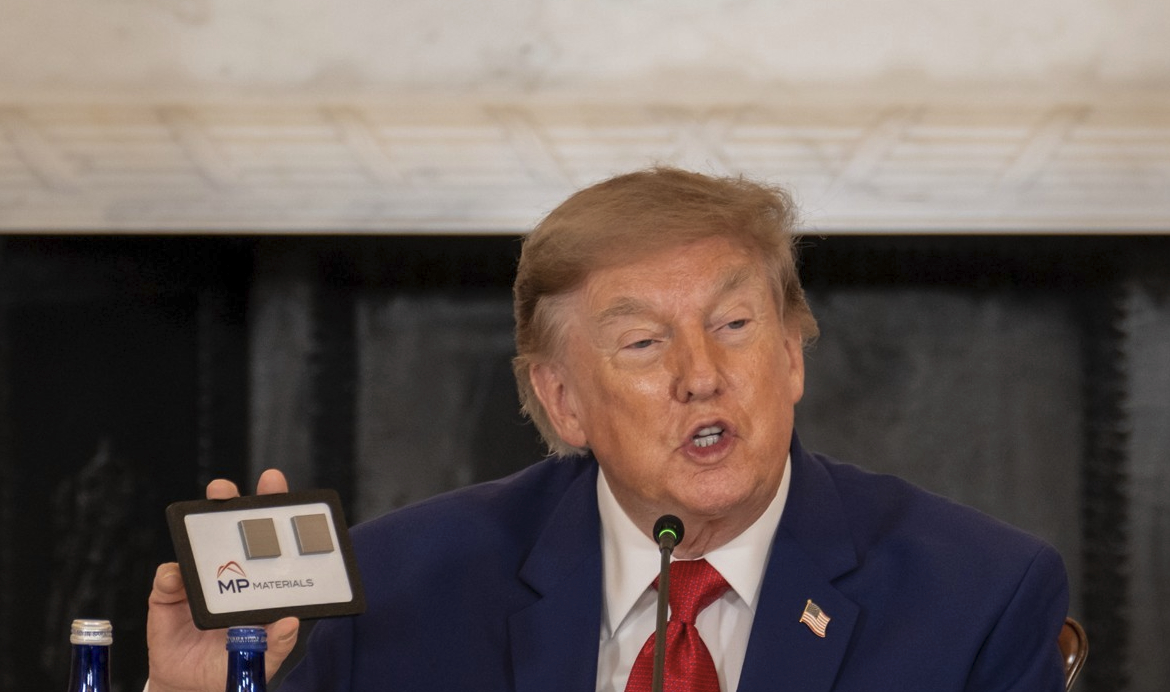 MP 머티리얼스 제품 들어보이는 도널드 트럼프 미국 대통령. [사진=EPA/연합뉴스]