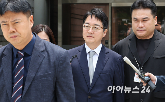 심우정 전 검찰총장이 16일 서울중앙지법에서 구속 전 피의자심문(영장실질심사)을 마치고 법원을 나서고 있다. [사진=사진공동취재단 ]