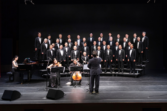 둘로스남성찬양단이 공연하고 있다. [사진=둘로스남성찬양단]