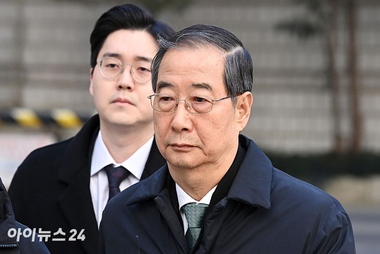 내란 우두머리 방조 혐의를 받는 한덕수 전 국무총리가 21일 서울중앙지법에서 열린 1심 선고 공판에 출석하고 있다. [사진=곽영래 기자]