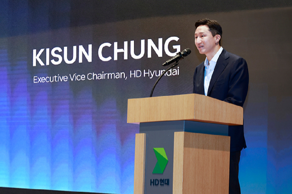 정기선 HD현대 수석부회장이 24일 HD현대 글로벌R&D센터에서 열린 '한·미 조선협력 전문가 포럼'에서 개회사를 하고 있다. [사진=HD현대]