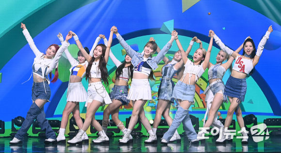 그룹 케플러가 20일 오후 서울 광진구 광장동 예스24라이브홀에서 열린 두 번째 미니앨범 'DOUBLAST' 발매 기념 쇼케이스에 참석해 공연을 하고 있다. [사진=김성진 기자]