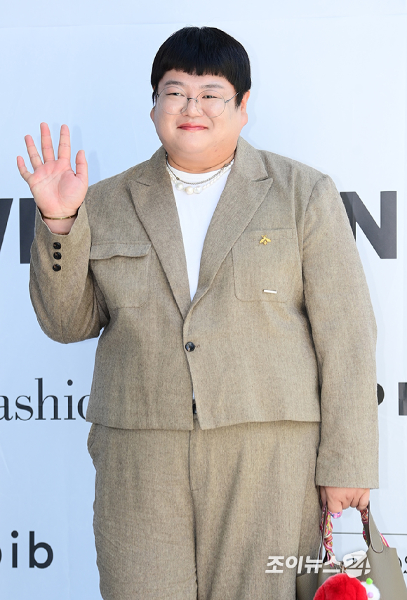 인플루언서 한현재(샵뚱)가 24일 오후 서울 성동구 성수동 더블유미션에서 열린 홀리넘버세븐 X 코타로 타니야마 콜라보 팝업 오프닝 행사에 참석하고 있다. [사진=정소희 기자]