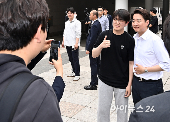 이준석 개혁신당 대선 후보가 21일 경기 성남시 가천대학에서 진행한 '학식먹자 이준석' 행사에서 학생들과 점심을 먹은 뒤 기념촬영을 하고 있다. [사진=곽영래 기자]