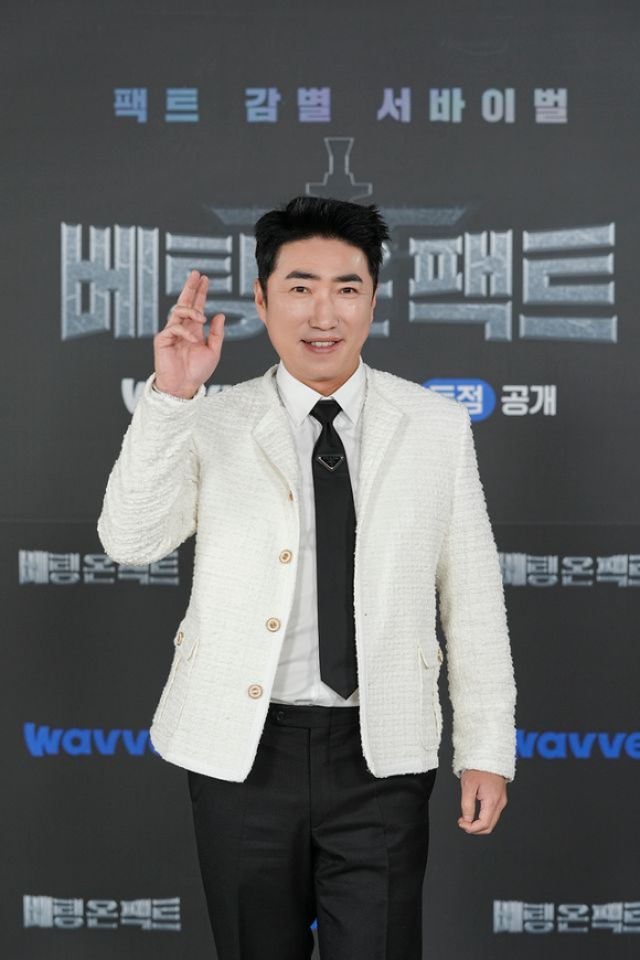 26일 오후 열린 웨이브 새 오리지널 서바이벌 '베팅 온 팩트' 온라인 제작발표회에서 장동민이 포토타임을 갖고 있다. [사진=웨이브 ]