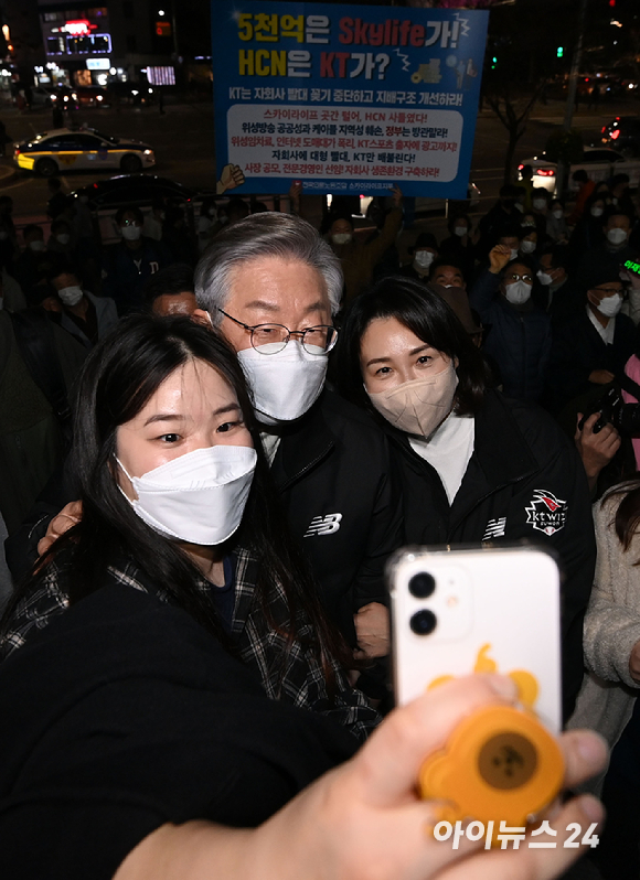 이재명 더불어민주당 대선 후보와 부인 김혜경 씨가 18일 오후 서울 고척스카이돔에서 열리는 '2021 신한은행 SOL KBO리그' KT 위즈와 두산 베어스의 한국시리즈 4차전을 찾아 입장하기 전 시민들과 기념 촬영을 하고 있다. [사진=김성진 기자]