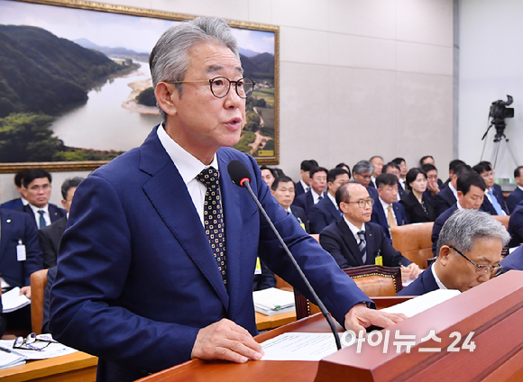 강호동 농협중앙회장이 16일 서울 여의도 국회 농림축산식품해양수산위원회 국정감사에 출석해 업무보고를 하고 있다. [사진=곽영래 기자]
