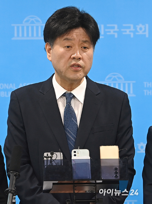 더불어민주당 전략공천 대상에서 제외된 김용 전 민주연구원 부원장이 28일 서울 여의도 국회 소통관에서 기자회견을 마친 뒤 취재진의 질문에 답변하고 있다. [사진=곽영래 기자]