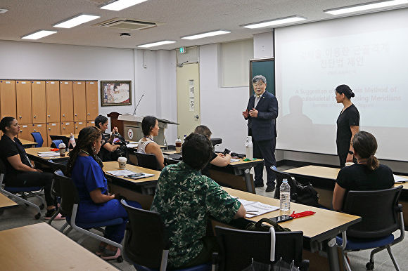 원광대학교가 미국 필라델피아 미주선학대학원대학교에서 한의학 연수를 진행하고 있다. [사진=원광대학교 ]