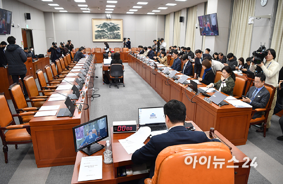 박찬대 국회 운영위원장이 14일 오후 서울 여의도 국회에서 열린 운영위원회 전체회의에서 회의를 주재하고 있는 가운데 국민의힘 의원들의 빈자리가 눈에 띄고 있다. [사진=곽영래 기자]