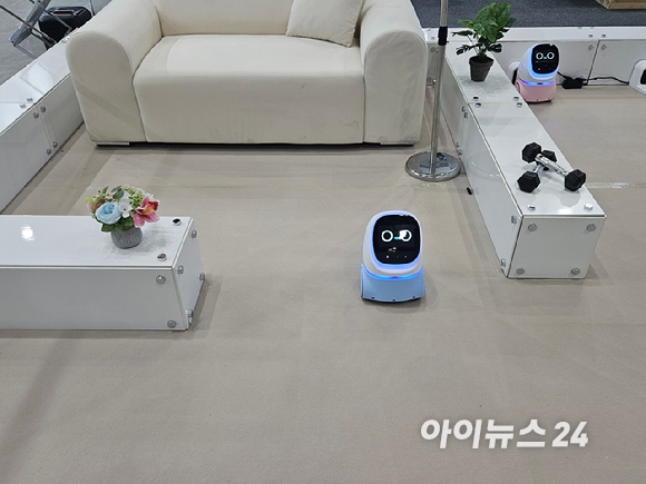 유니트리·로아스 공동 부스에서 휴머노이드 'G1' 두 대가 복싱 글로브를 착용하고 실제 복싱 대결을 시연하고 있다. [사진=설재윤 기자]