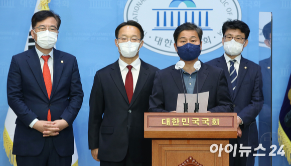 국회 정치개혁특별위원회(정개특위) 더불어민주당 간사인 김영배 의원이 14일 국회 소통관에서 송언석 국민의힘 원내수석부대표, 조해진 국민의힘 정개특위 간사, 진성준 민주당 원내수석부대표와 함께 기초의회 중대선거구제 합의를 알리는 기자회견을 하고 있다. 사진 왼쪽부터 송 원내수석, 조 간사, 김 의원, 진 원내수석. [사진=정소희 기자]