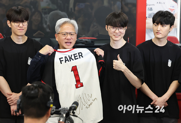 젠슨 황 韓 게임과 스킨십…게이머·피지컬AI '두 마리 토끼' 챙겼다