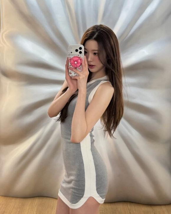 장원영, 몸에 딱 붙는 원피스 입고 S라인 몸매 자랑....황금 골반 '깜짝'