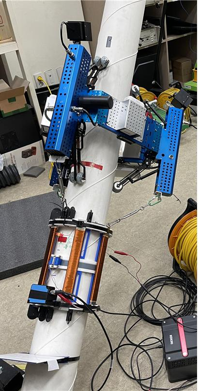 한국건설기술연구원이 개발한 사장교 케이블 비파괴검사를 위한 전기센서와 견인로봇. [사진=건설연]