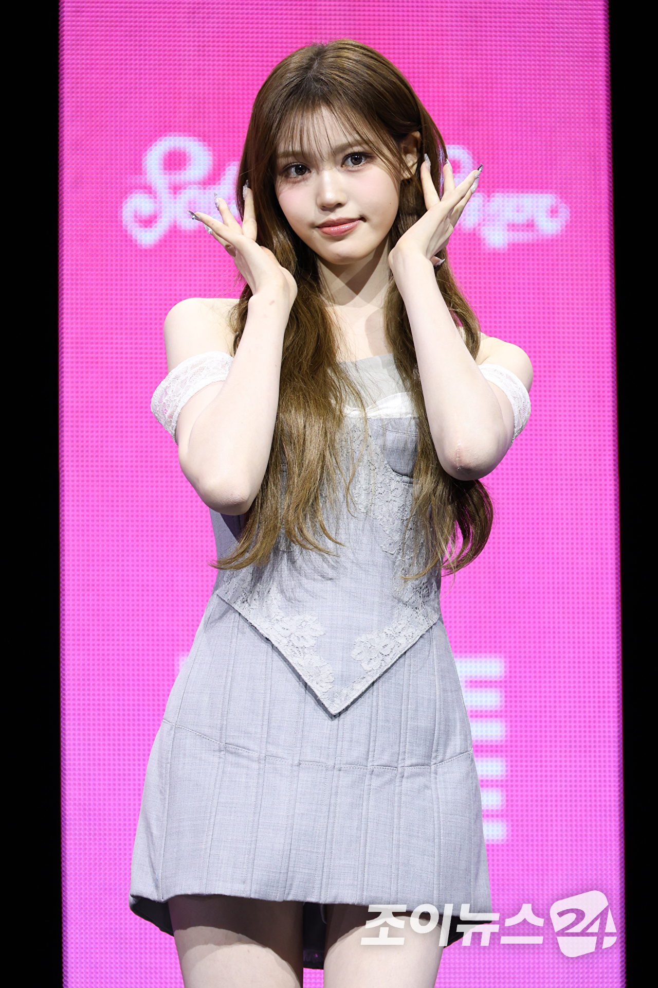 그룹 이즈나 정세비가 8일 오후 서울 용산구 한남동 블루스퀘어에서 열린 세 번째 미니앨범 '세트 더 템포'(SET THE TEMPO) 발매 기념 쇼케이스에 참석해 포즈를 취하고 있다. [사진=문수지 기자]
