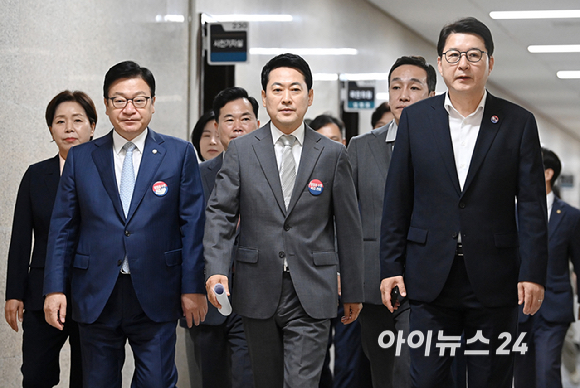 국민의힘 장동혁 당대표와 정점식 원내대표 등 참석자들이 13일 서울 여의도 국회에서 열린 최고위원회의에 참석하고 있다. [사진=곽영래 기자]