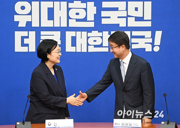 한성숙 국무총리가 10일 서울 여의도 국회에서 취임 인사차 한병도 더불어민주당 당대표 직무대행 겸 원내대표를 만나 기념촬영을 하고 있다. [사진=곽영래 기자]