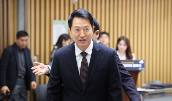 오세훈 서울시장이 16일 서울시청에서 열린 '강북횡단 지하도시고속도로 건설' 정책협의체 위촉장 수여식 및 발족식에 참석하고 있다. [사진=연합뉴스]