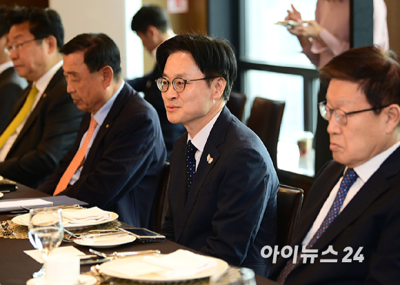1일 서울 광화문 한국프레스센터에서 산업통산부 역대 장관 초청 간담회가 열렸다. [사진=정소희 기자]