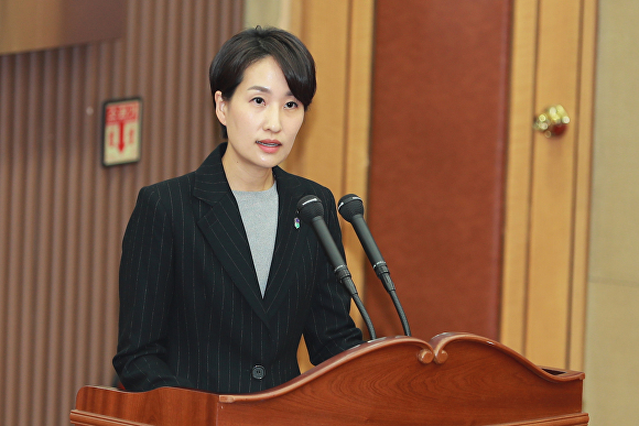 김수민 충북도 정무부지사가 1일 더불어민주당 이상식 충북도의원의 대집행기관질문에 답변하고 있다. [사진=충북도의회]