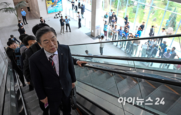 김형석 독립기념관장이 8일 서울 여의도 국회 소통관 기자회견에 참석하다 시민단체들의 항의를 받고 있다. [사진=곽영래 기자]