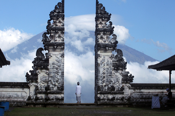 인도네시아 발리의 카랑가셈 사원에서 지난 2017년 9월 26일 한 남성이 구름으로 뒤덮힌 아궁 화산을 바라보고 있다. [사진=뉴시스]