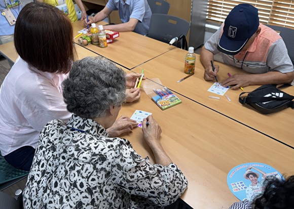 11일 북구 치매환자 및 가족들이 국립칠곡숲체원에서 야외 산림치유 프로그램을 즐기고 있다. [사진=북구청]